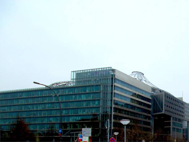 берлин потсдамская площадь зима облачно современные бизнес-здания - berlin germany overcast dramatic sky skyline стоковые фото и изображения