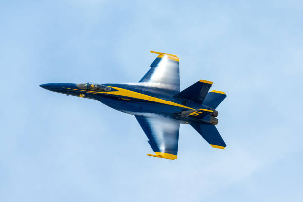 blue angel numéro 6 dans son fa-18 super hornet dans un virage à forte force g. - airplane stunt yellow flying photos et images de collection