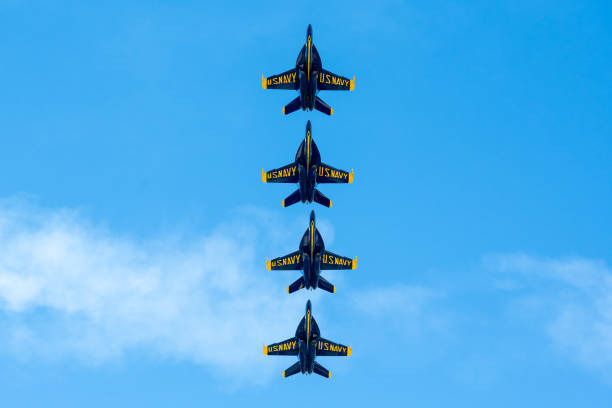 blue angels 1 à 4 en formation en ligne droite aux commandes de leur avion f-18 super hornet. - airplane stunt yellow flying photos et images de collection