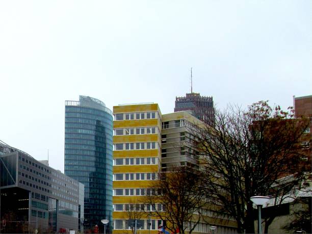 берлин потсдамская площадь современные бизнес-небоскребы с голыми деревьями и современными уличными фонарями - berlin germany overcast dramatic sky skyline стоковые фото и изображения