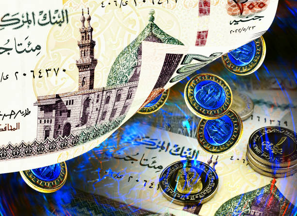 концептуальное изображение денег с египетскими монетами в один фунт - one pound coin coin pound symbol falling стоковые фото и изображения