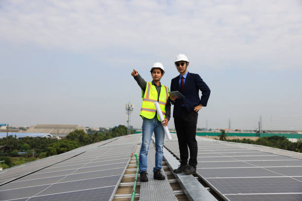 ingénieur et homme d’affaires travaillant sur le site d’un toit solaire, progressive avec projet solaire - 24424 photos et images de collection