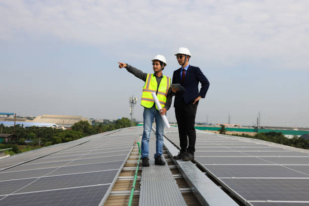 engenheiro e empresário trabalhando no local no telhado solar, progressivo com projeto solar - 24424 - fotografias e filmes do acervo
