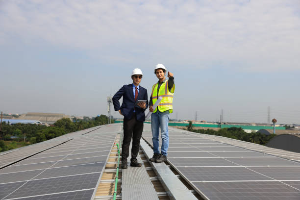 ingénieur et homme d’affaires travaillant sur le site d’un toit solaire, progressive avec projet solaire - 24424 photos et images de collection