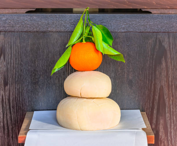 日本の伝統的な正月飾りの加賀美餅に、大大のビターオレンジをトッピング。