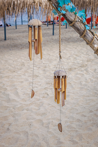Decorating element that produces a pleasant sound on beach