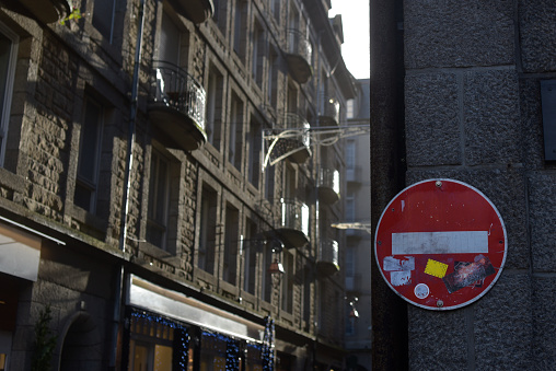 sens unique dans une rue de Saint-Malo