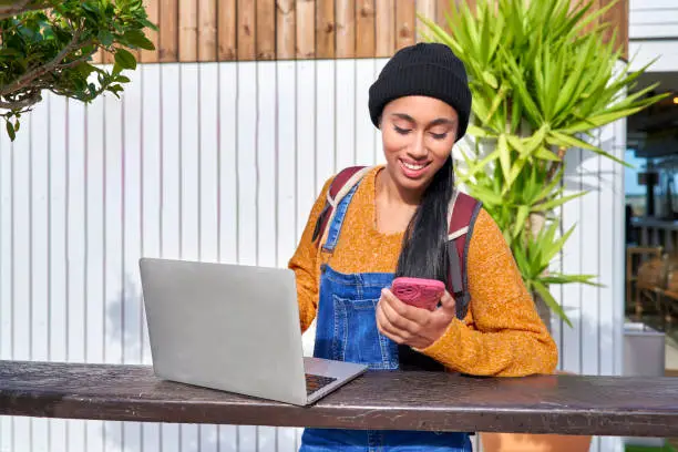 Photo of The digital nomad Colombian girl hires an encrypted VPN plan so that her smart phone and laptop are not hacked and her private data is seen when she connects to Wi-Fi