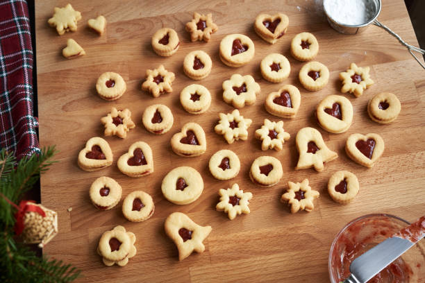 hausgemachte traditionelle linzer weihnachtsplätzchen gefüllt mit erdbeermarmelade - cookie heart shape shortbread christmas stock-fotos und bilder