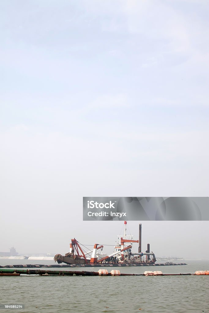 Envoyer une pipe dans la mer - Photo de Acier libre de droits