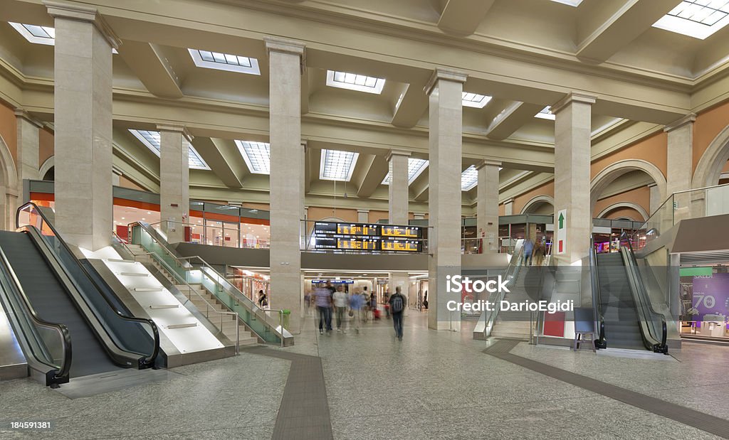 Stazione ferroviaria di Porta Nuova a Torino - Foto stock royalty-free di Provincia di Torino