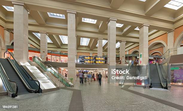 Stazione Ferroviaria Di Porta Nuova A Torino - Fotografie stock e altre immagini di Provincia di Torino - Provincia di Torino, Stazione, Torino