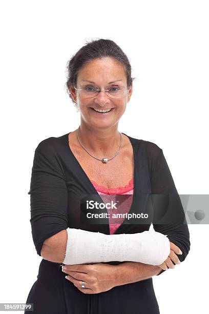 Photo libre de droit de Femme Souriante Plâtre Main banque d'images et plus d'images libres de droit de Fracture - Fracture, Objet ou sujet détouré, Accident bénin