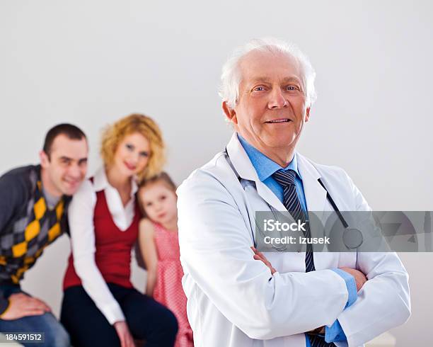 Medico Senior Ritratto - Fotografie stock e altre immagini di 60-64 anni - 60-64 anni, Medico, 25-29 anni