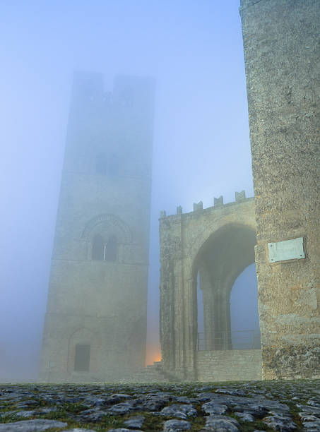 torre medieval en la niebla (erice-italia - trapani sicily erice sky fotografías e imágenes de stock