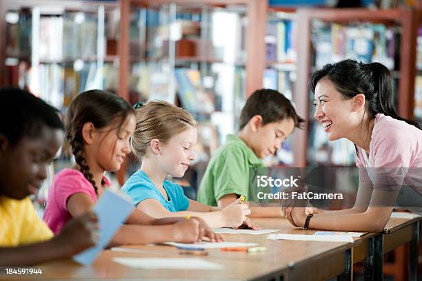 초등학교 Kids 교사-교육 관련 직업에 대한 스톡 사진 및 기타 이미지 - 교사-교육 관련 직업, 교실, 교육