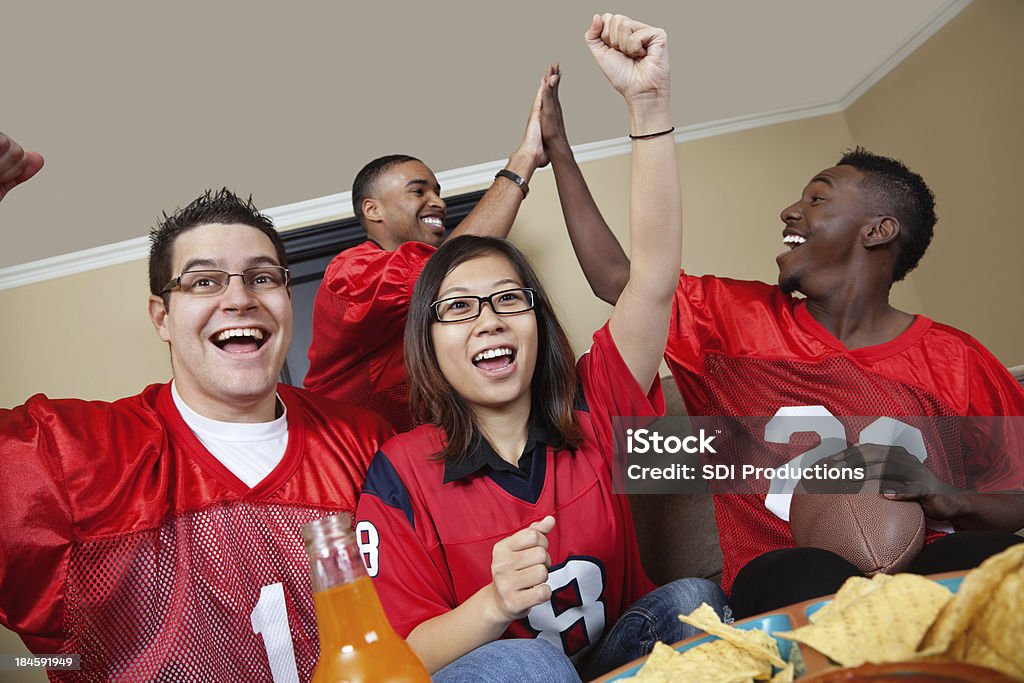 Os fãs do futebol em casa assistindo ao jogo na TV - Foto de stock de Futebol Americano royalty-free