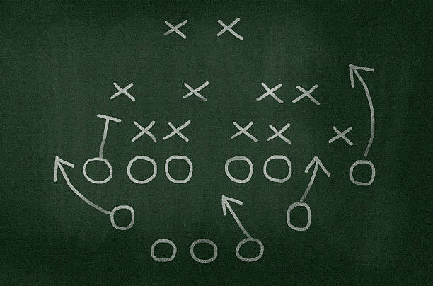 diagrama de estrategia de fútbol americano on chalkboard, vignette agregado - board sports fotografías e imágenes de stock