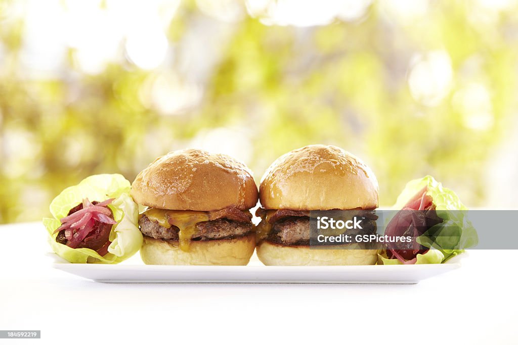 Gastrónomo hambúrgueres contra um fundo de natureza - Royalty-free Acompanhamento Foto de stock