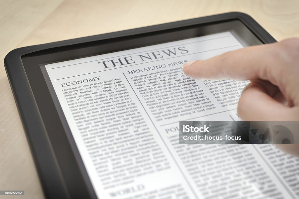 Leyendo noticias con digital tablet - Foto de stock de Periódico libre de derechos