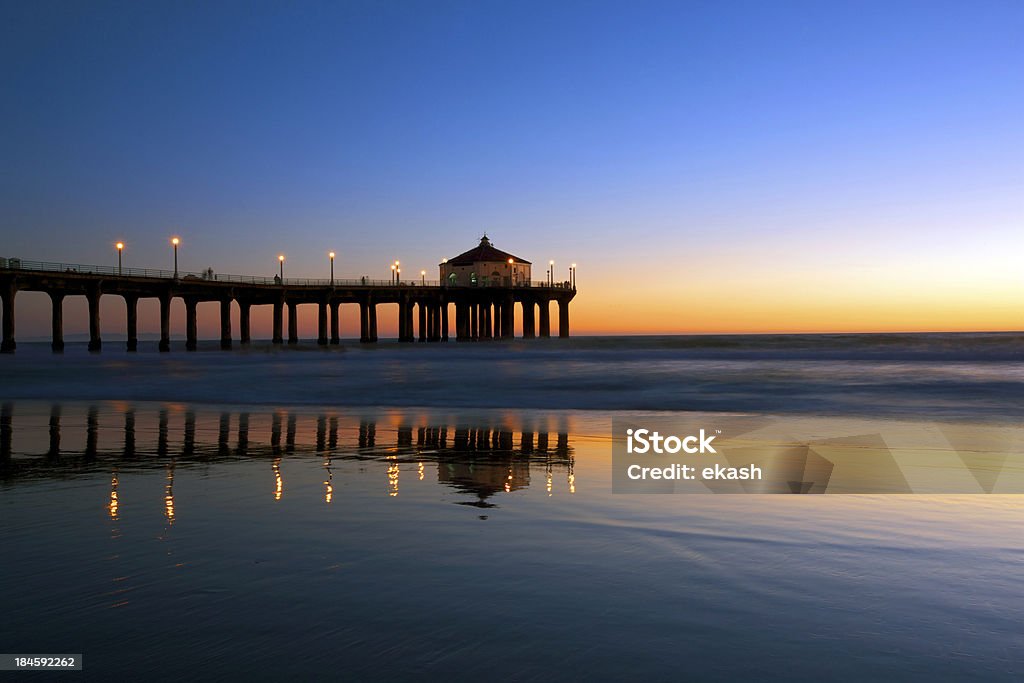 Muelle de Manhattan Beach en nighfall - Foto de stock de Muelle de Manhattan Beach libre de derechos