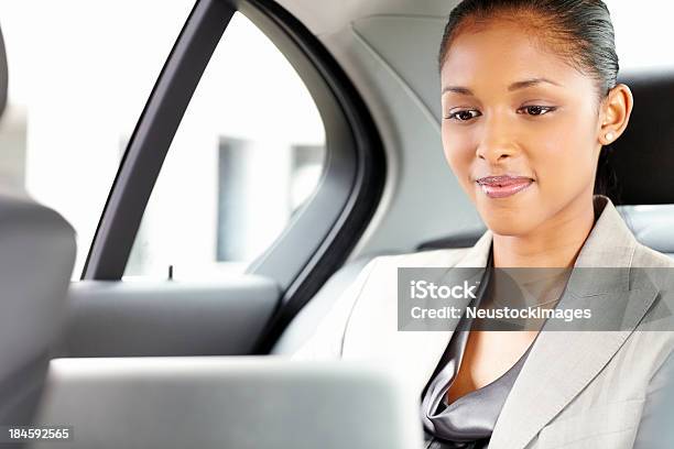 Jovem Mulher De Negócios Usando O Computador Portátil No Carro - Fotografias de stock e mais imagens de 20-29 Anos