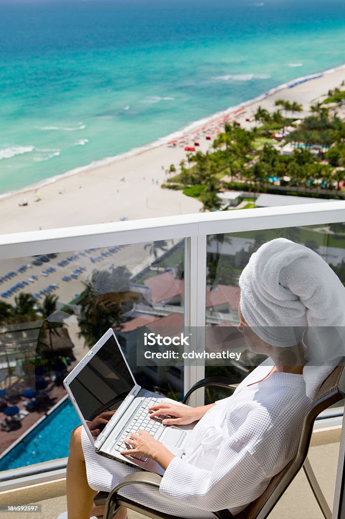 Mujer con ordenador portátil en un balcón de la torre - Foto de stock de Ordenador libre de derechos