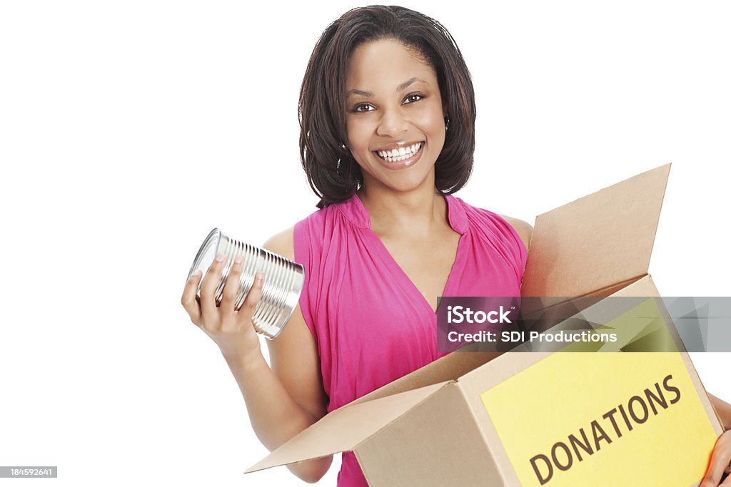 Молодая женщина держит вверх может и Ящик для пожертвований - Стоковые фото Белый фон роялти-фри