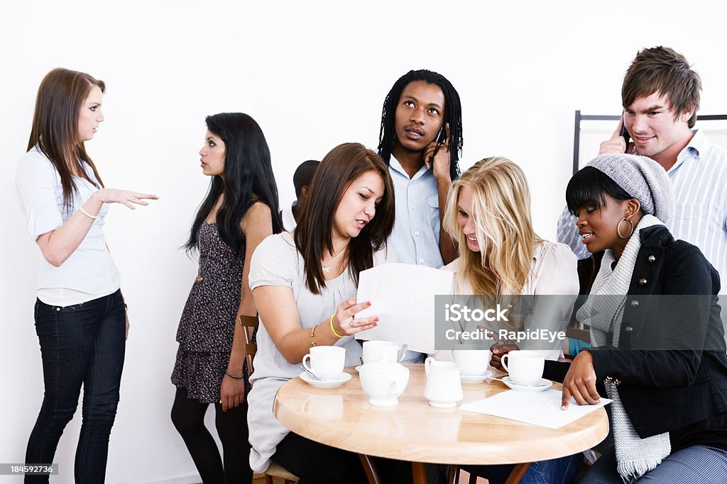 Gruppe von Kindern im coffeeshop begeistert von Dokumenten. Test-Ergebnisse? - Lizenzfrei Afrikanischer Abstammung Stock-Foto