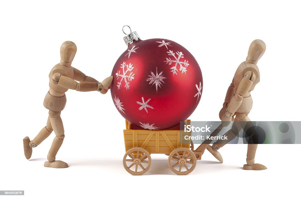 Hölzerne Kleiderpuppe liefern eine WEIHNACHTSKUGEL - Lizenzfrei Baum Stock-Foto