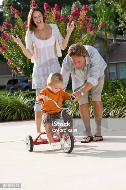 Vater Hilft Kleinkinder Ride Dreirad Mutter Klatschen Stockfoto und mehr Bilder von Baby