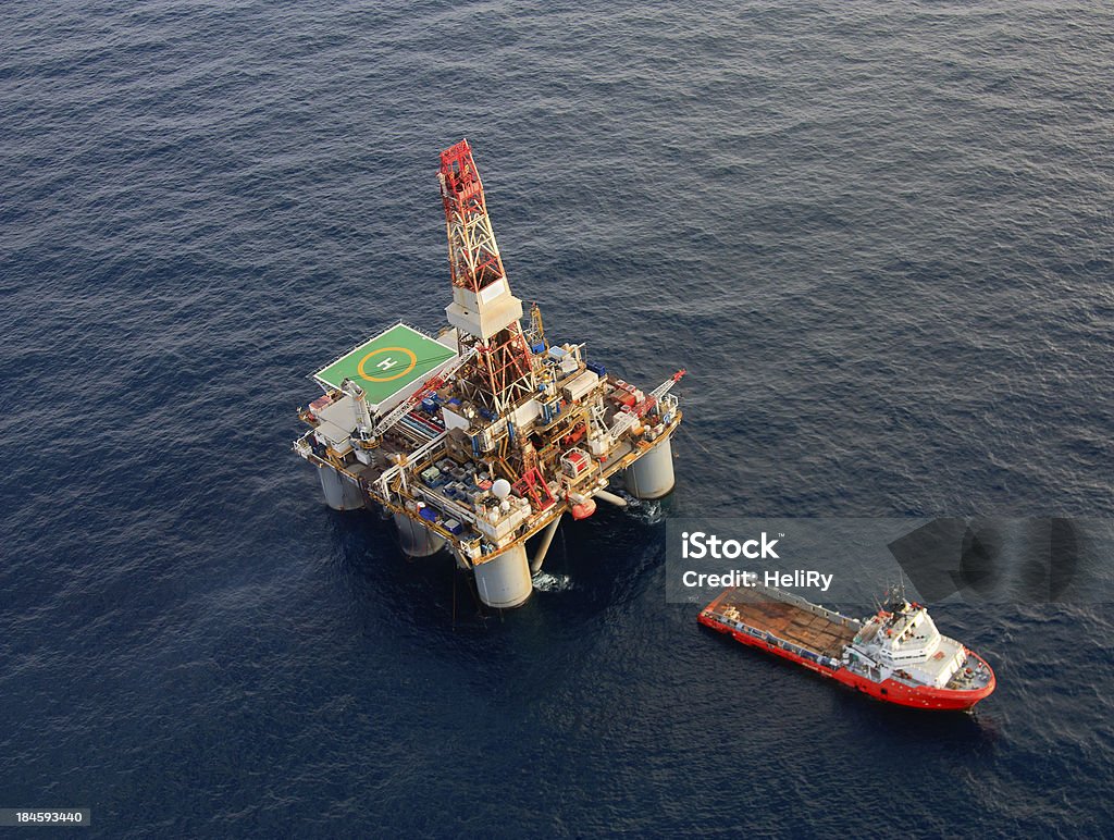 Impianto di perforazione petrolifera e supporto spedizione - Foto stock royalty-free di Piattaforma offshore