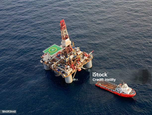 Impianto Di Perforazione Petrolifera E Supporto Spedizione - Fotografie stock e altre immagini di Piattaforma offshore