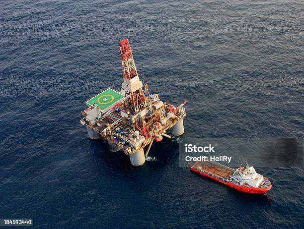 Platforma Naftowa I Wsparcie Wysyłki - zdjęcia stockowe i więcej obrazów Platforma naftowa - Platforma naftowa, Transport morski, Wieża wiertnicza