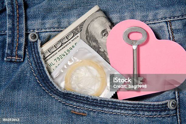 Foto de Dinheiro Amor Tecla Home E Condom e mais fotos de stock de Moeda Corrente - Moeda Corrente, Bolso, Camisinha