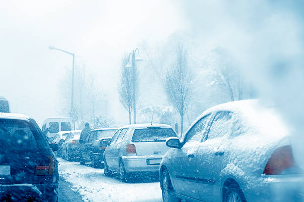 ruch uliczny - snowing driving traffic car zdjęcia i obrazy z banku zdjęć