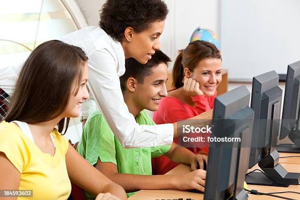 Foto de Professor Em Sala De Aula Com Computadores E Os Alunos e mais fotos de stock de Aluno do Ensino Médio