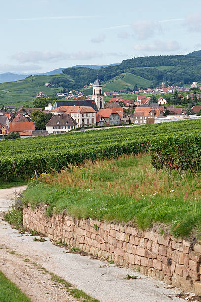 französische landschaft: village im elsass - st hippolyte stock-fotos und bilder