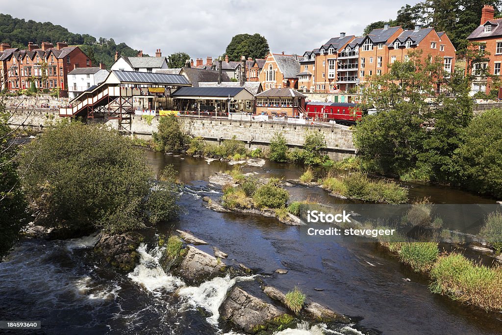 Fluss Dee und Bahnhof in Llangollen, Wales - Lizenzfrei Altertümlich Stock-Foto