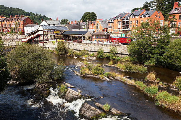 リバーディーと鉄道駅で、ウェールズランゴスレン - dee river river denbighshire wales ストッ�クフォトと画像