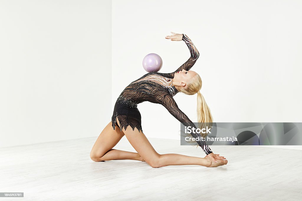 gymnast z piłką - Zbiór zdjęć royalty-free (Aktywny tryb życia)