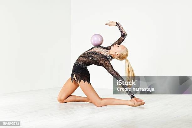 Gymnast Z Piłką - zdjęcia stockowe i więcej obrazów Aktywny tryb życia - Aktywny tryb życia, Dorosły, Elastyczność