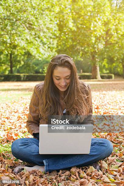 Junge Schöne Frau Mit Laptop Im Park Stockfoto und mehr Bilder von Akademisches Lernen - Akademisches Lernen, Attraktive Frau, Baum