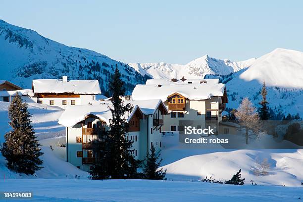 Case Coperti Di Neve In Inverno Il Paesaggio - Fotografie stock e altre immagini di Albergo - Albergo, Albero, Alpi