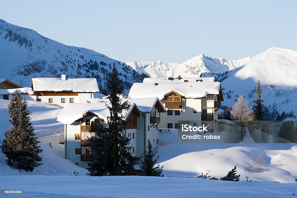Casas cobertas de neve no Inverno Paisagem - Royalty-free Alpes Europeus Foto de stock