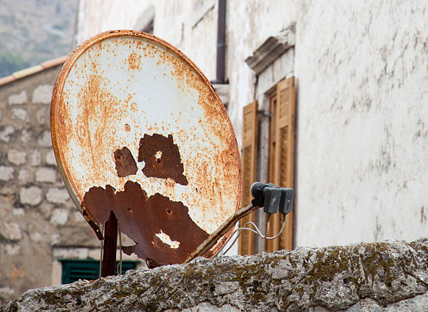Rusty satellite dish Rusty satellite dish parabol stock pictures, royalty-free photos & images