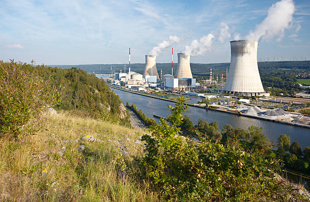 central nuclear con verde plano - tihange fotografías e imágenes de stock