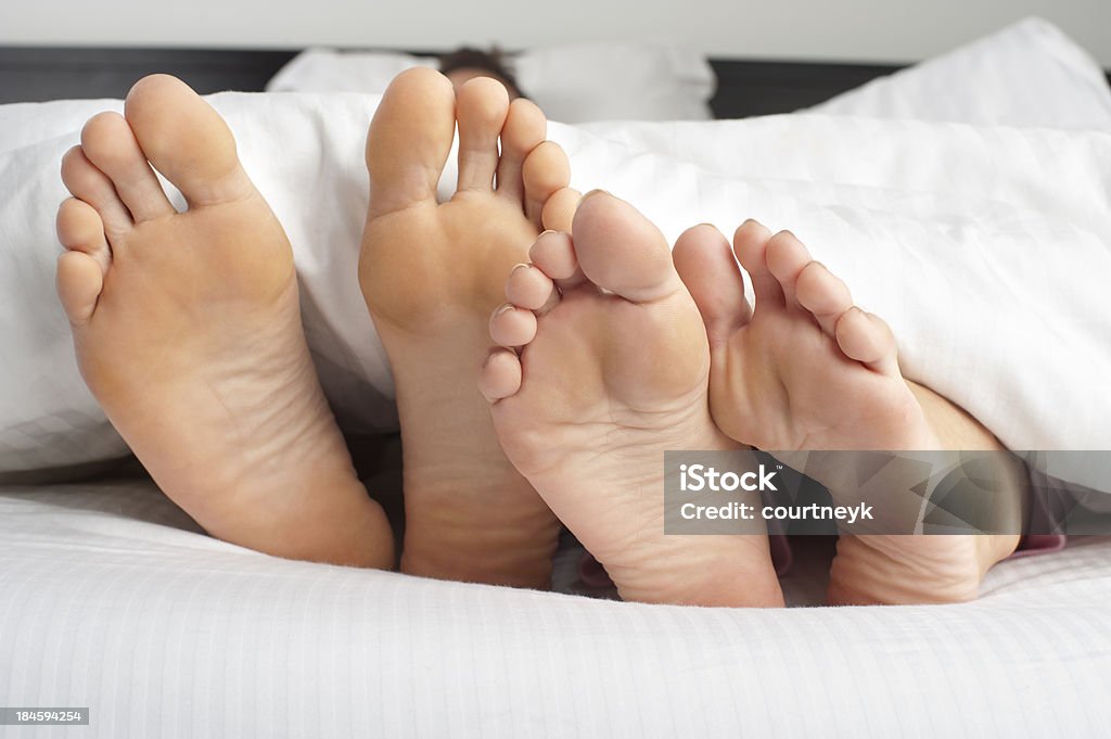 Paar Füße hervorkommt - Lizenzfrei Füßeln Stock-Foto