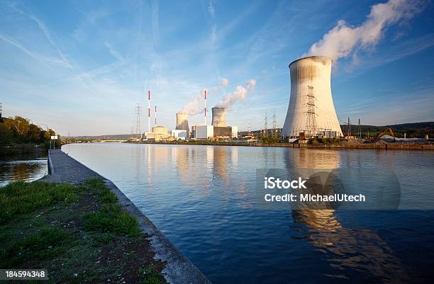 Central Nuclear Al Río Foto de stock y más banco de imágenes de Central nuclear - Central nuclear, Agua, Energía nuclear