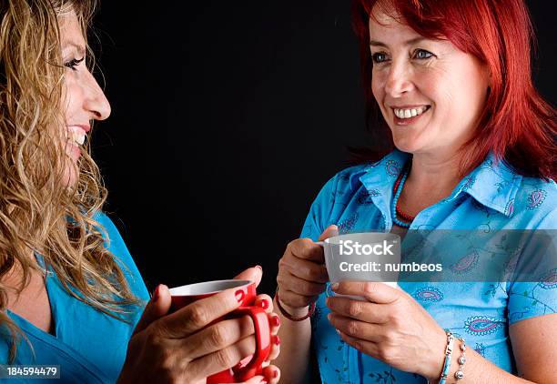 Mujer Sonriente Bebiendo Café Foto de stock y más banco de imágenes de Adulto - Adulto, Adulto de mediana edad, Adulto maduro